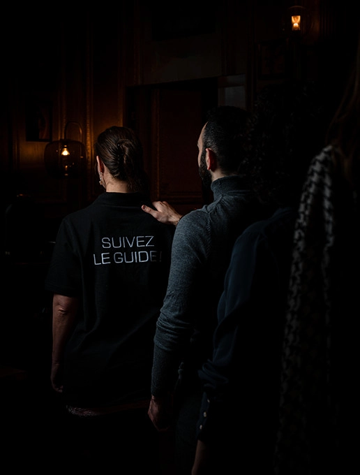 Invités en file indienne se rendant à un anniversaire immersif au restaurant Dans le Noir ?