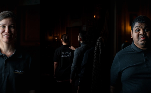 Guides de l’équipe de Dans le Noir ? accompagnant des clients dans un espace sombre, illustrant une expérience immersive et inclusive.