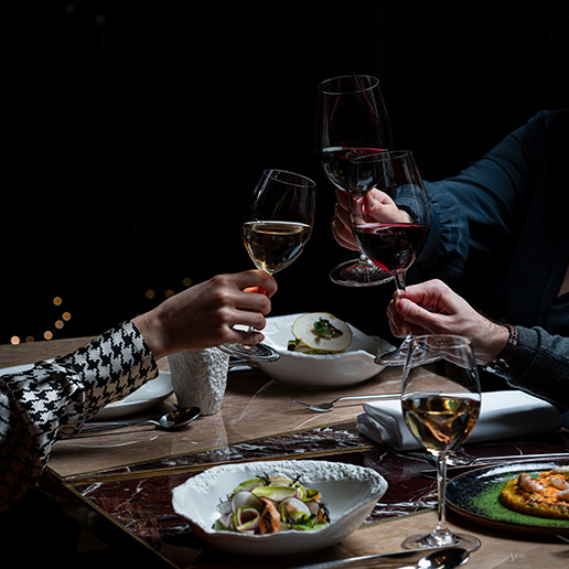 A moment of conviviality between several people at Dans le Noir ? restaurant