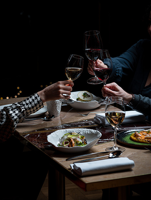Groupe célébrant un anniversaire au restaurant Dans le Noir ?