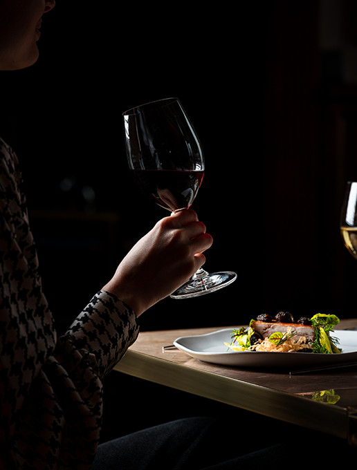 A gourmet food and wine pairing experience for Mother’s Day at Dans le Noir ? restaurant