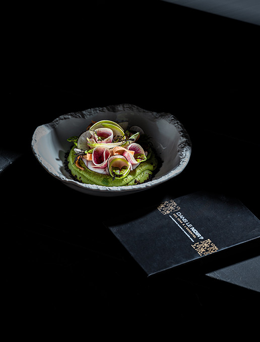 Christmas dish served at Dans le Noir ? restaurant with a gift box