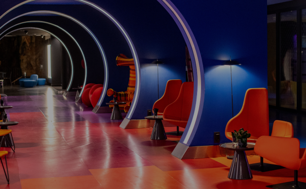 Tunnel bar de l’hôtel nhow, fauteuil design et leds.