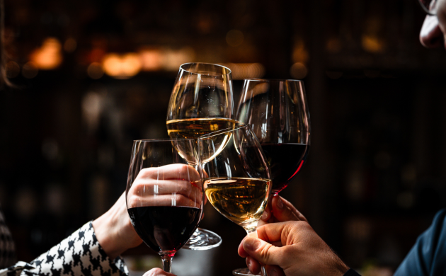 Moment convivial entre amis dans une aimance tamisée.